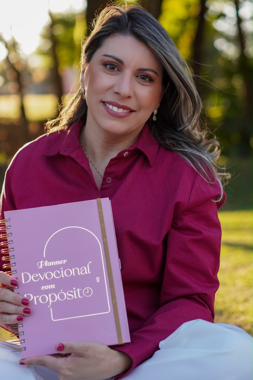 Carol com a primeira edição do planner, lançada em 2025