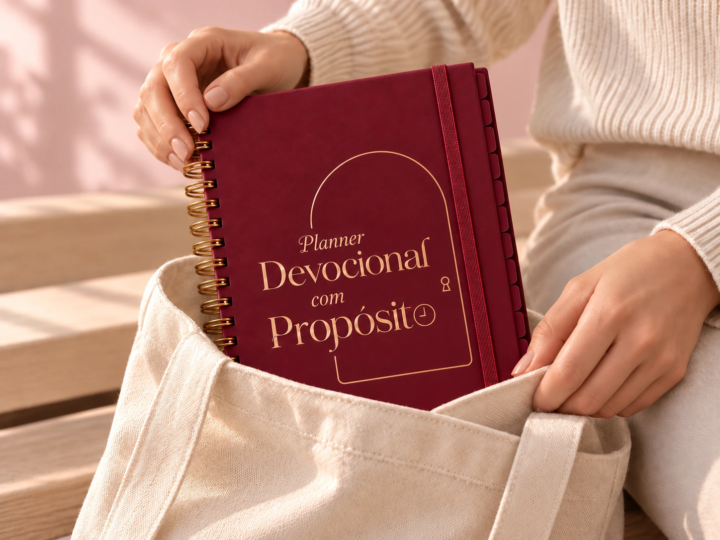 Planner 2027 sendo guardado em uma bolsa de tecido
