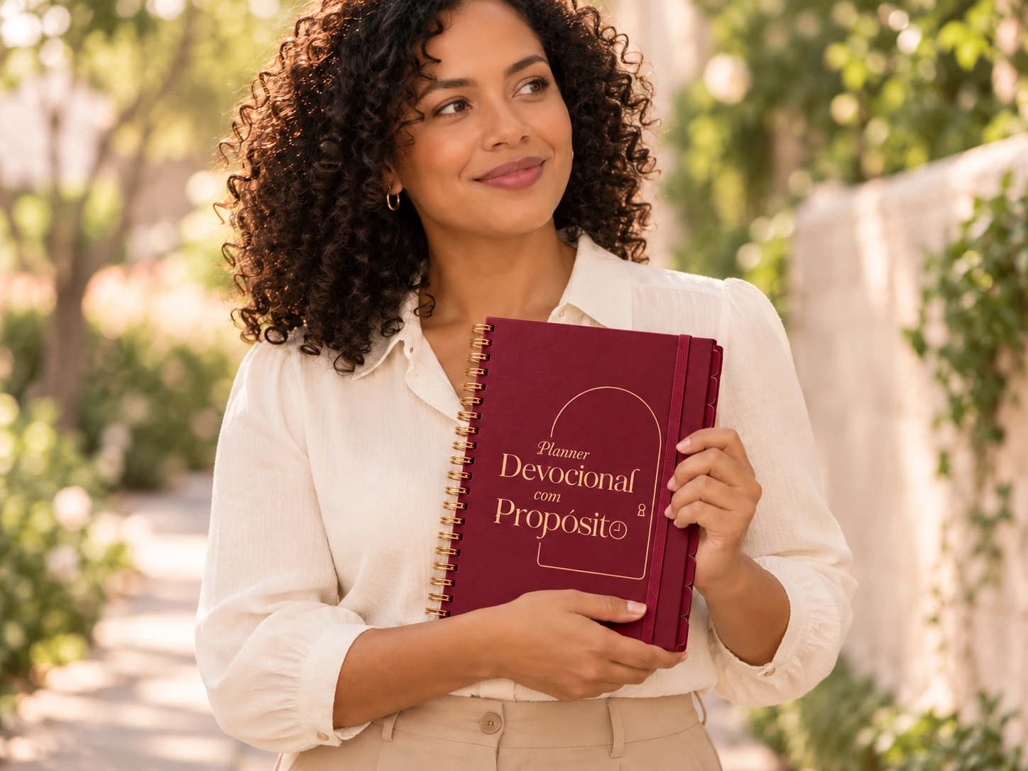 Modelo ilustrativa caminhando com o planner 2027 junto ao peito